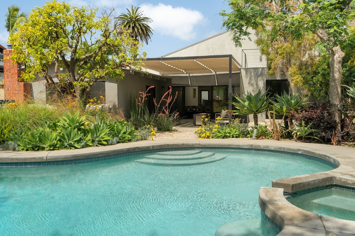 Sunshine Oasis – Luxury Westside Retreat gallery image 2