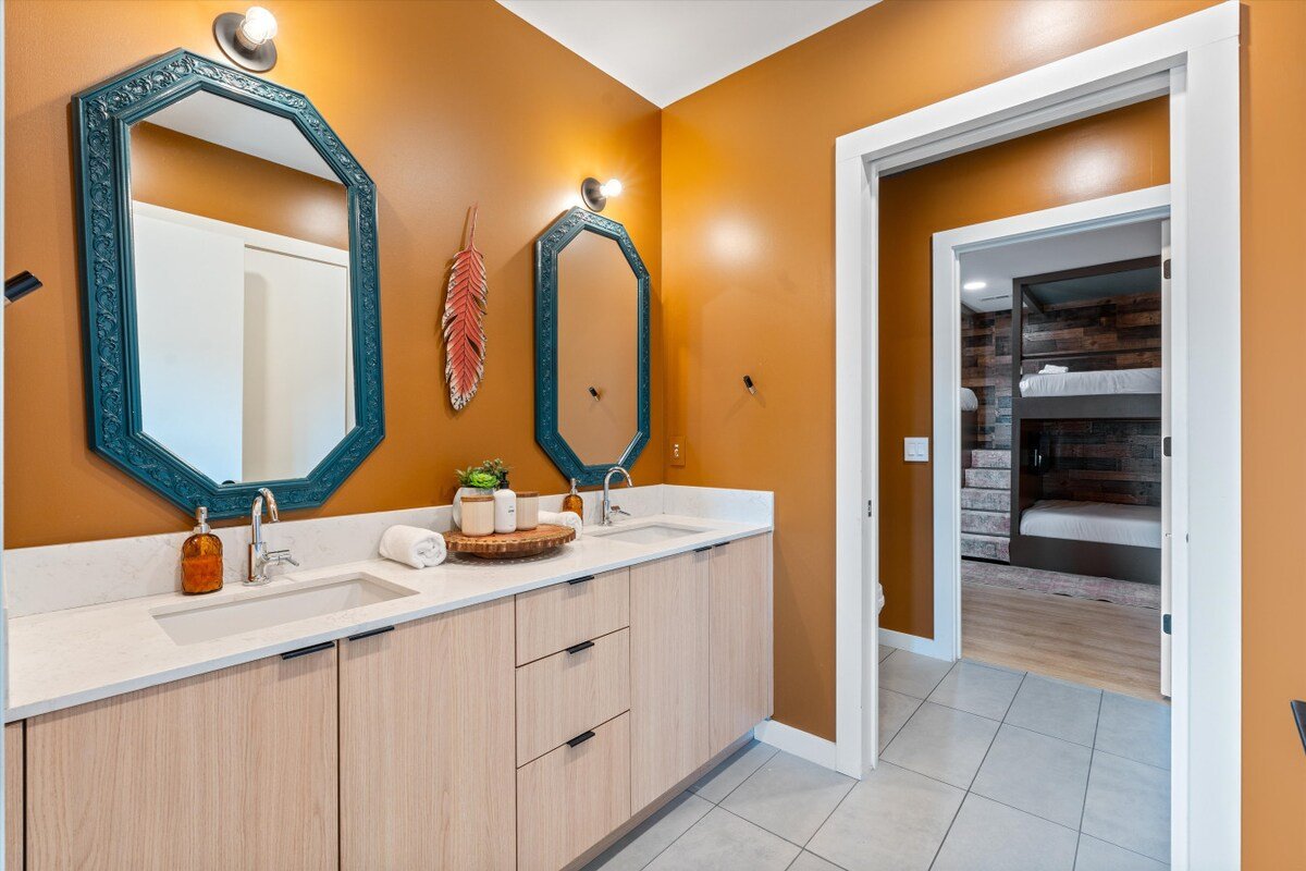 Bed & Barrel | Walking Distance to DT gallery image 5