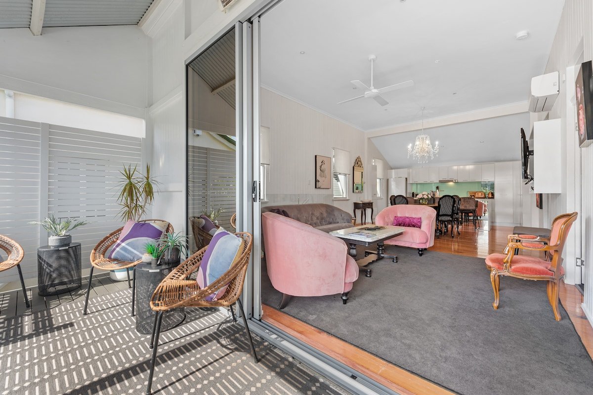 Luxe Inner-City Home with City Views! ~ Teneriffe gallery image 3