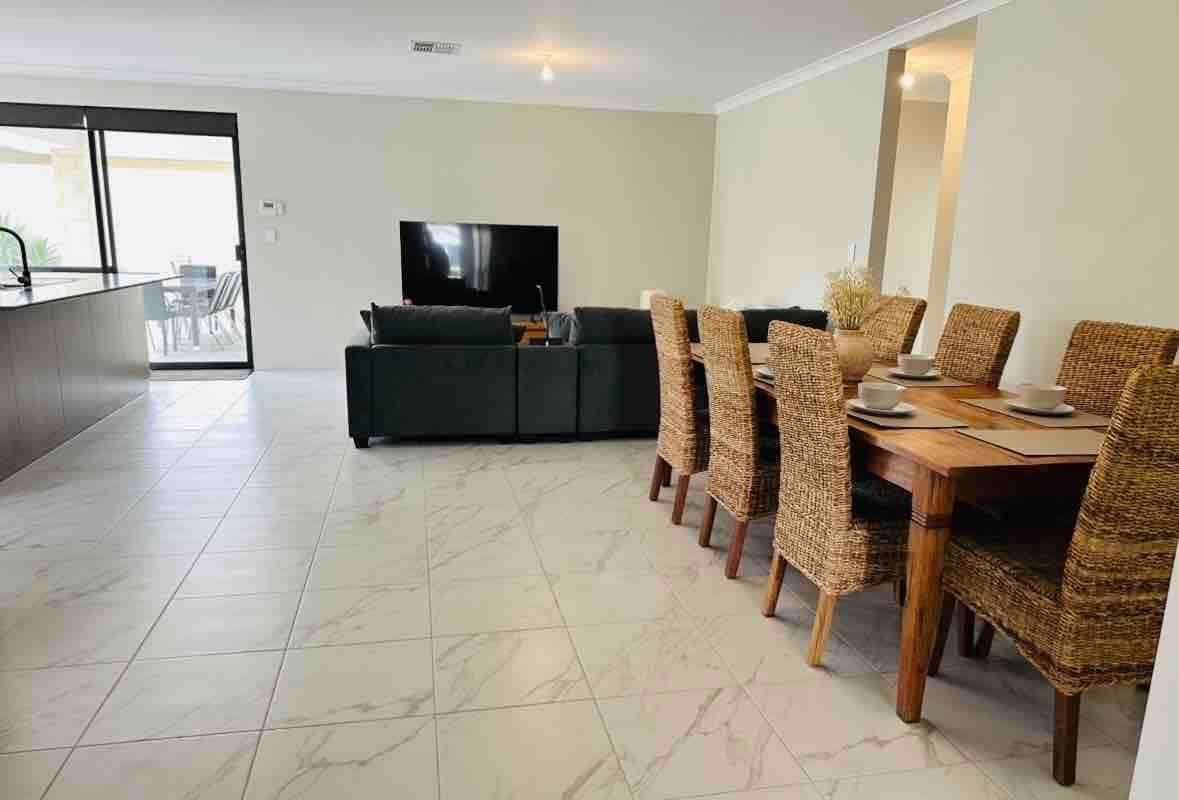 Dunsborough- Stylish 5 Bed, 3 bathroom home gallery image 5