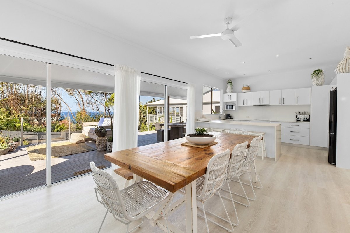 “WHITE BEACH HOUSE” High on Belmore, PETS welcome gallery image 2