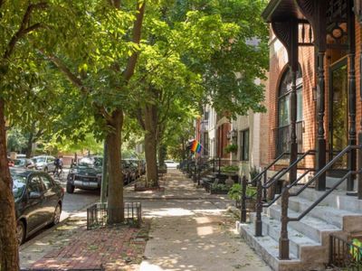 4 BR • Theater Room • Gym • Walk to Lincoln Park!