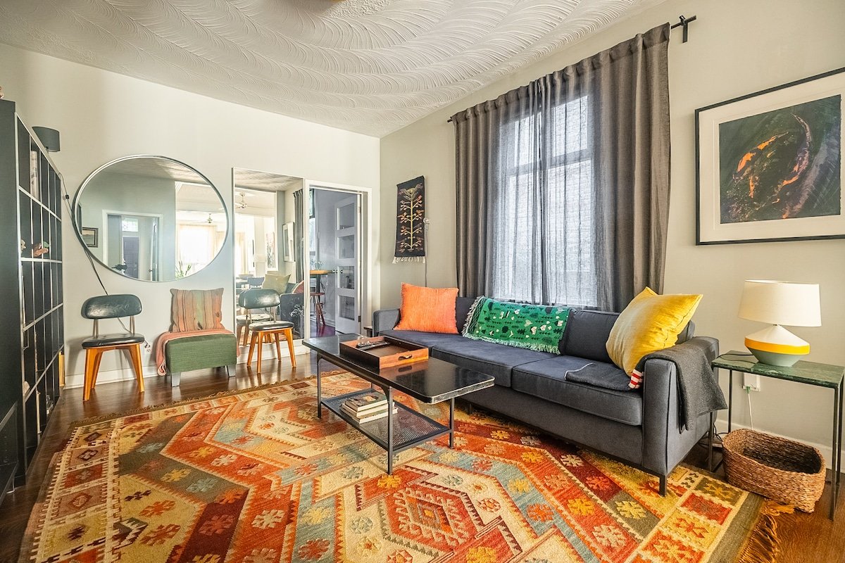 Unique 3 BR House in Trendy Queen West – Sleeps 6! gallery image 2