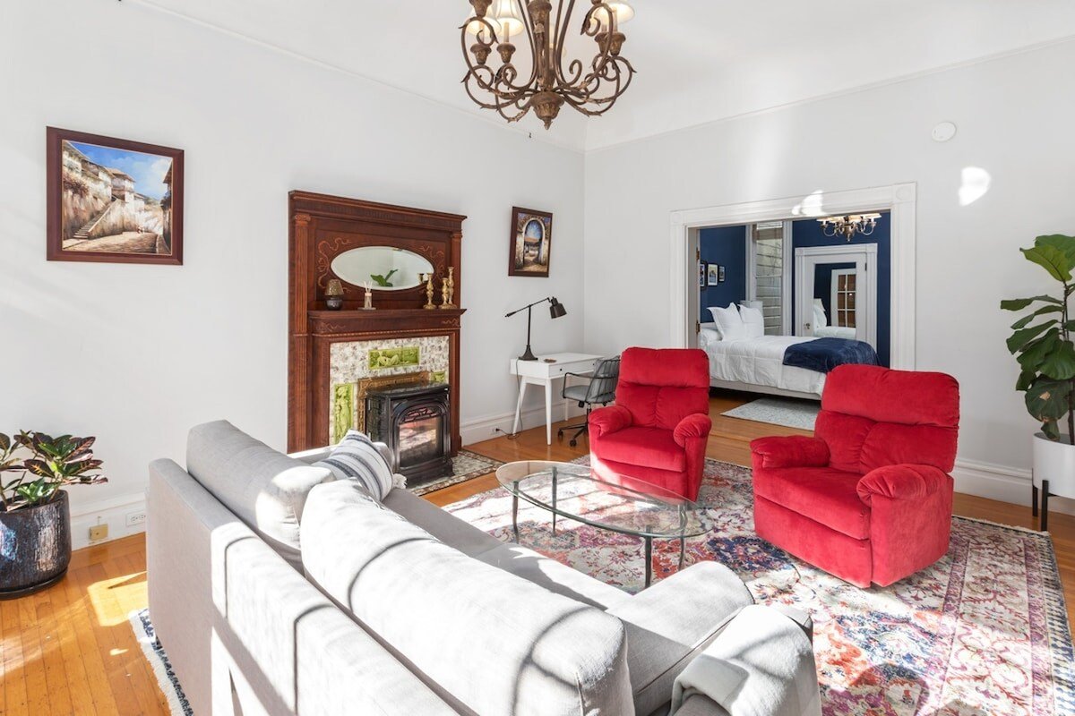 Gorgeous Victorian Flat gallery image 5