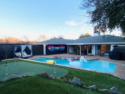 Sleeps 18 | Heated Pool | MiniGolf | Uptown Dallas