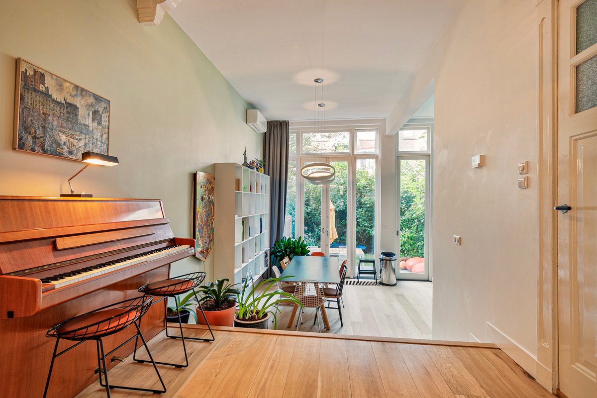 Bright spacious city house with lush garden