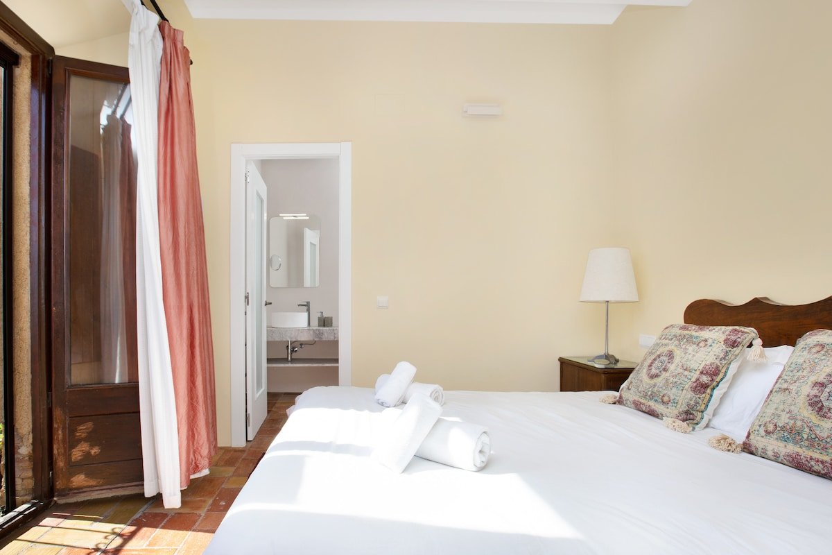 Beaches! Castle Home With Chic Modern Interior A/C gallery image 4