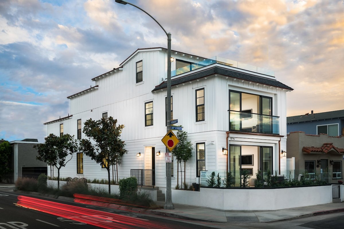 Stunning 3 Story w/ Rooftop Deck: 130 39th