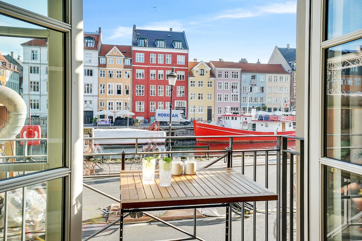 Views apartment in Nyhavn directly to the water gallery image 2