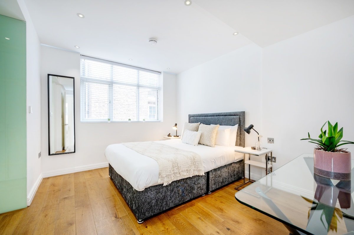 Chic & Luxurious Covent Garden Penthouse gallery image 3