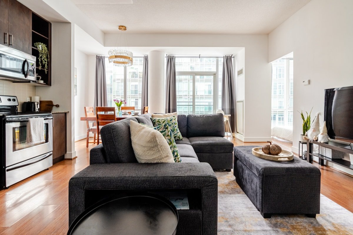 3Beds & 2Baths Condo at Heart of Downtown Toronto gallery image 5