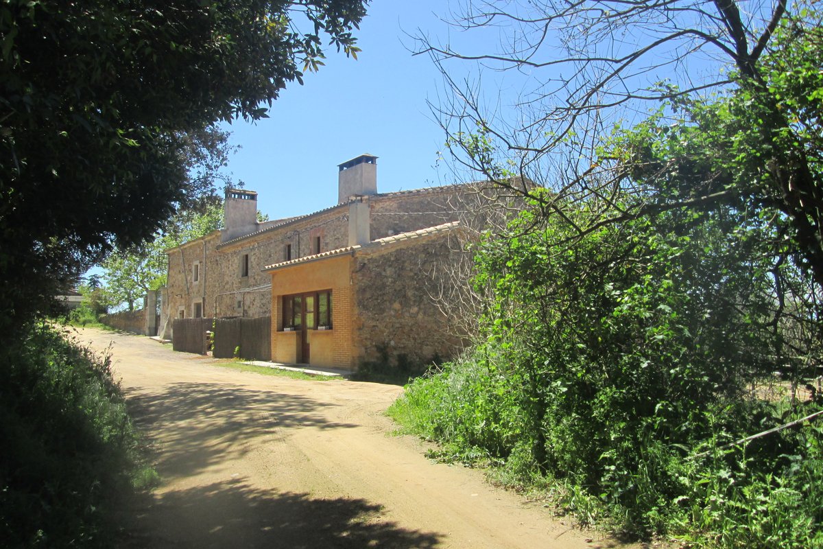 Amplia masia cerca del mar