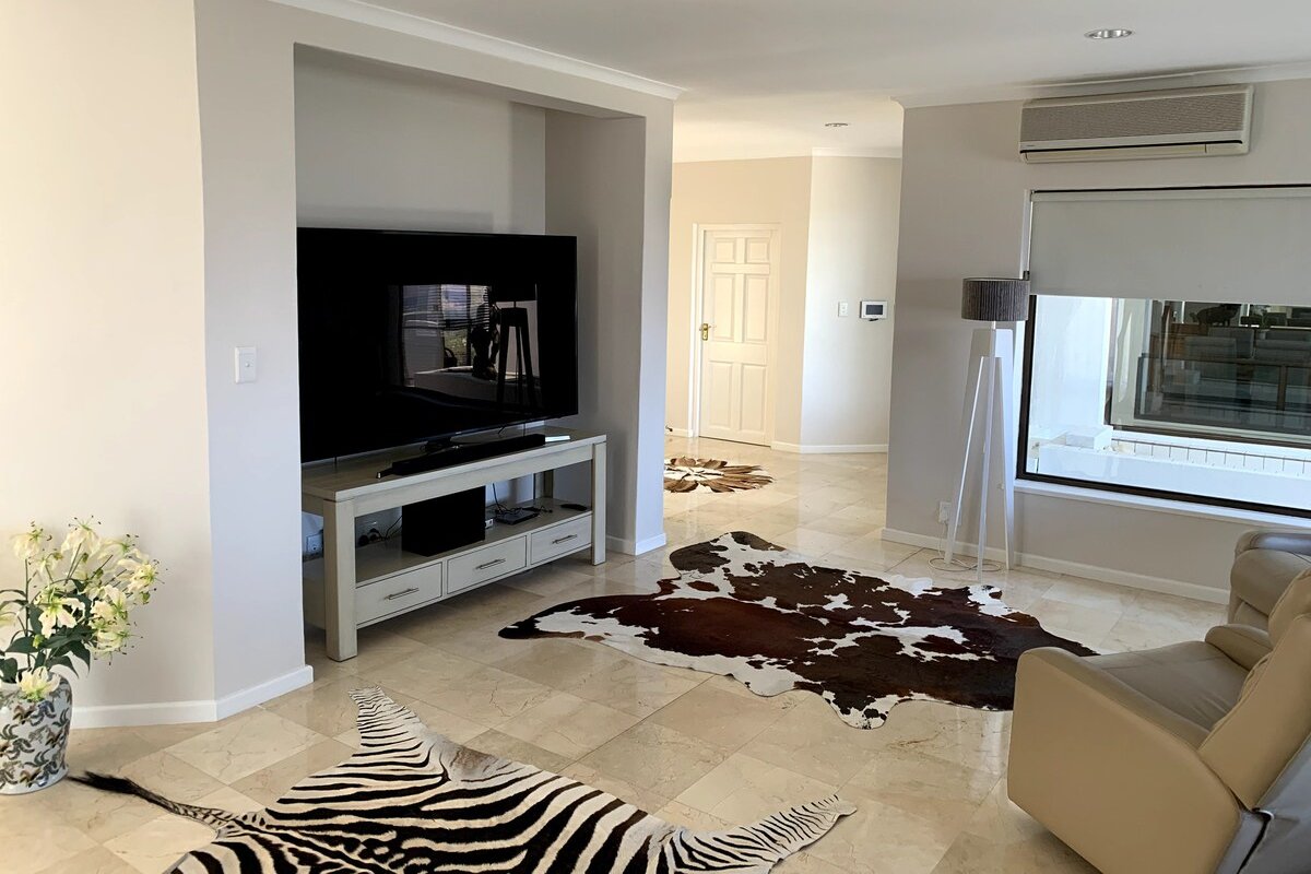 Big Villa with views, pool & Jacuzzi for up to 10 gallery image 3