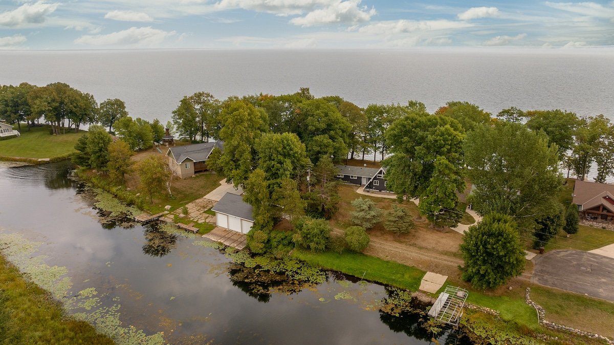 2 Masters 2 Docks, Game Room, Incredible Yard gallery image 3