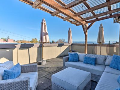 Upscale Townhome w/Roof Deck Views of Cascades