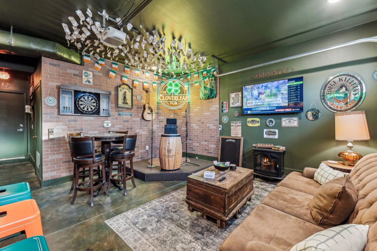 Hot Tub in Downtown! Stunning Design & Features gallery image 3