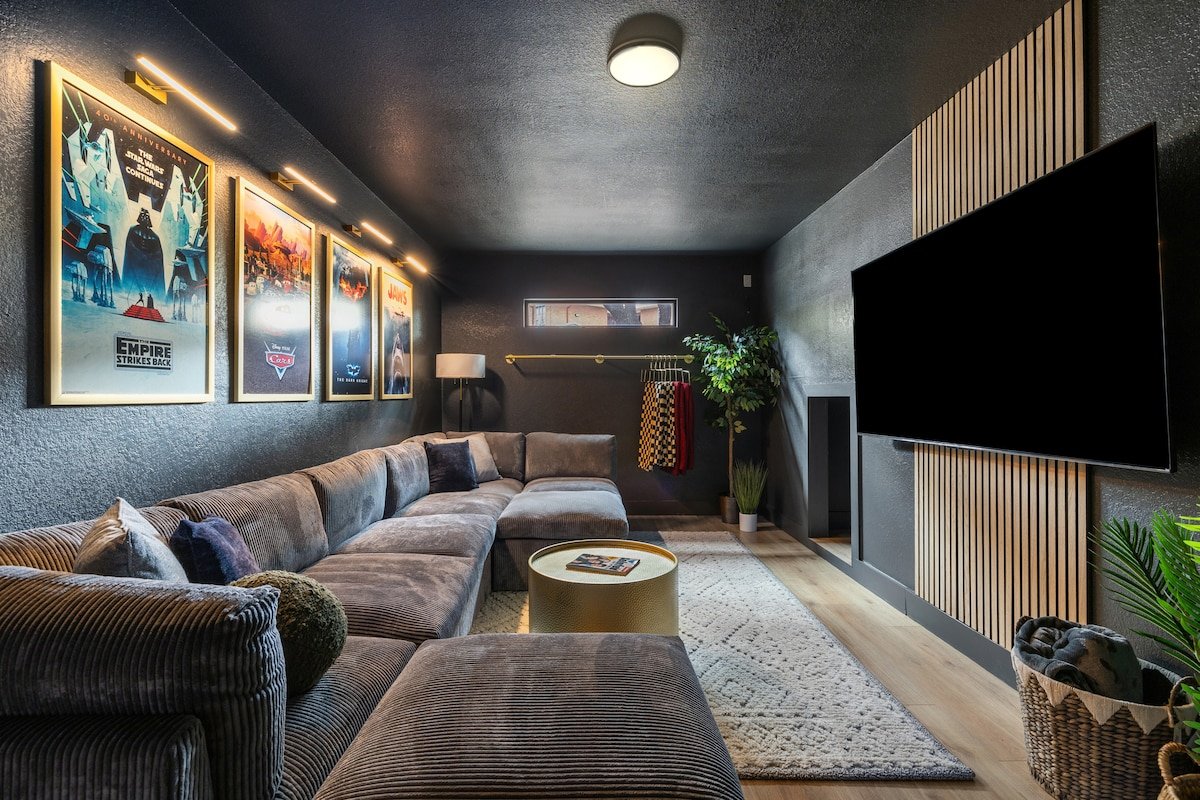 Zilker Loft | Theater | Game Room | Sleeps 14! gallery image 4