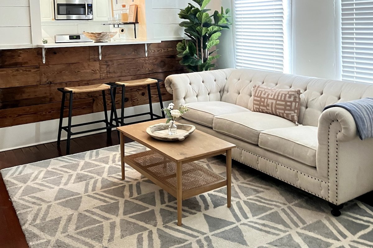 The Carriage House in Fairmount – 6 beds, 3 baths gallery image 4