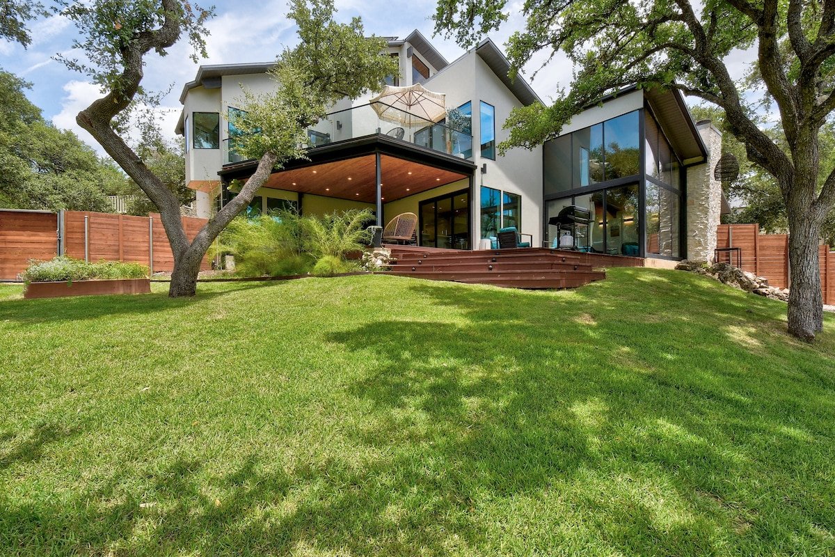 Luxury 6BR: Ping Pong, Foosball, 7 min to Downtown gallery image 3