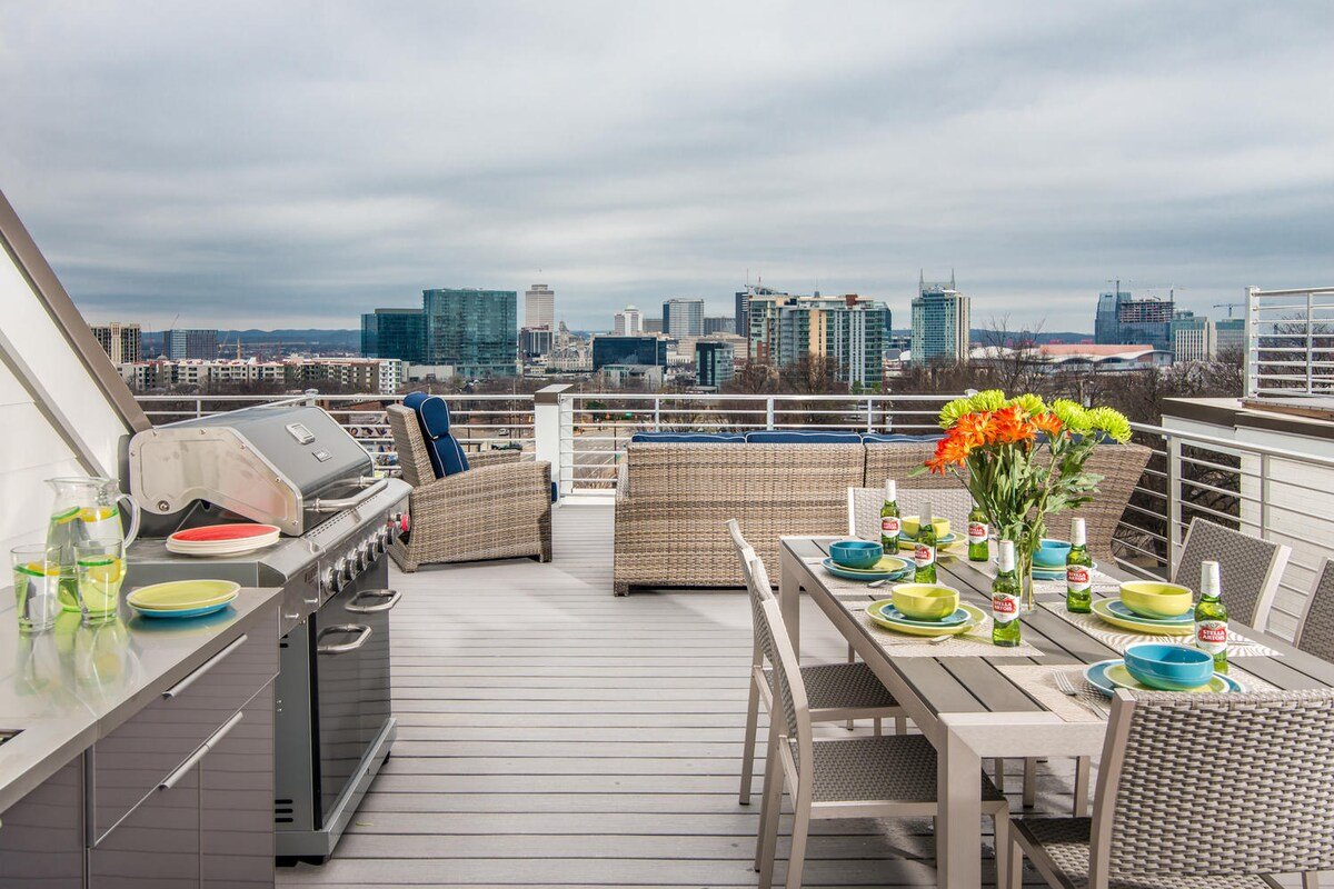 A GEM in the GULCH• BBQ w/ Rooftop VIEWS, Sleep 12 gallery image 4