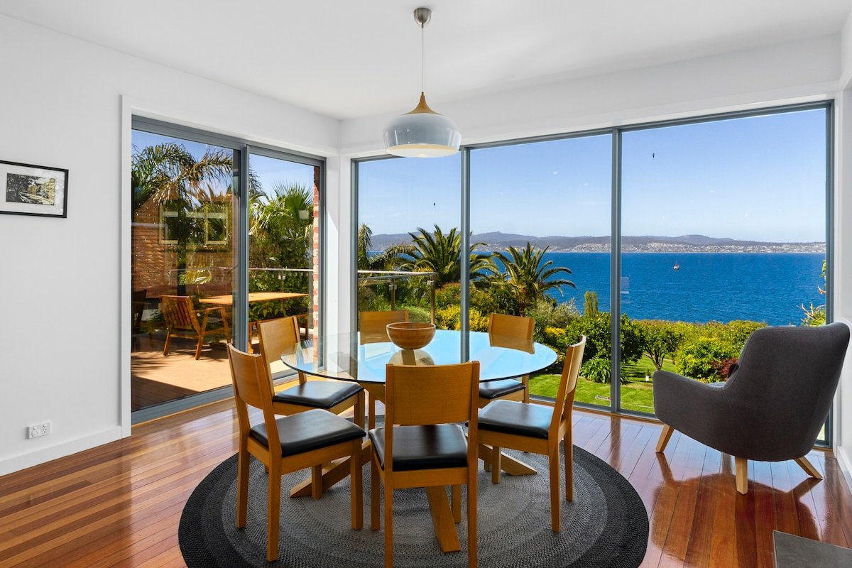 Absolute Waterfront Sandy Bay + Beach + EVcharger gallery image 4