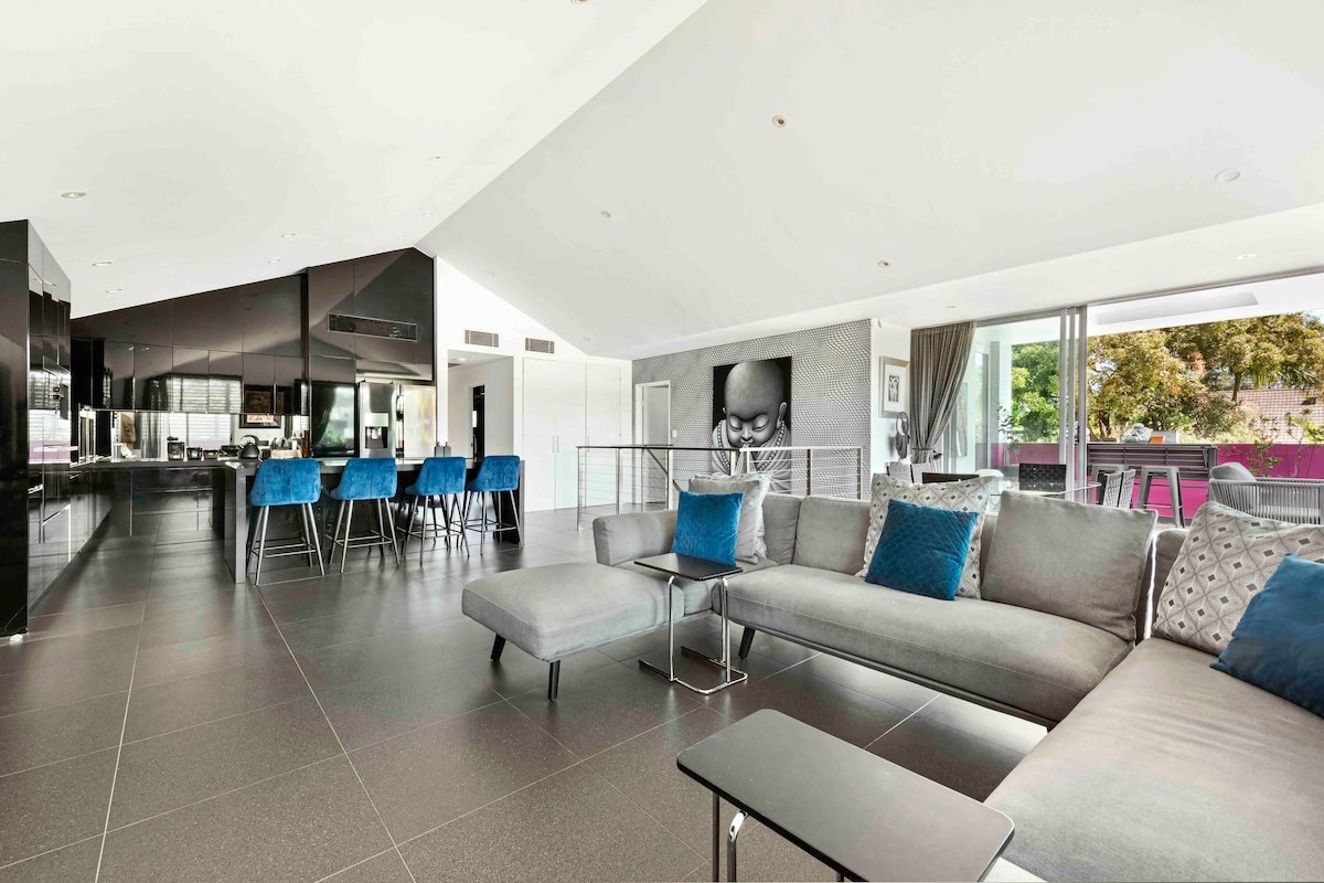 Modern Urban Penthouse: Art, Comfort, Car Parking gallery image 3