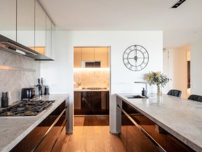 Luxury 4 Bedroom Apt – Parking, pool and views