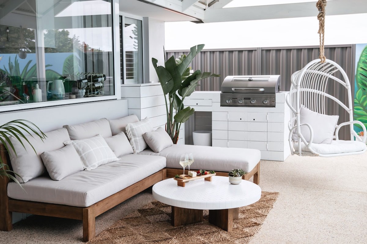 Stunning Outdoor Oasis Close to the Beach gallery image 5