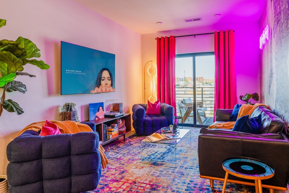 Book for NYE! Walk to Broadway-FirePit/Parking gallery image 2