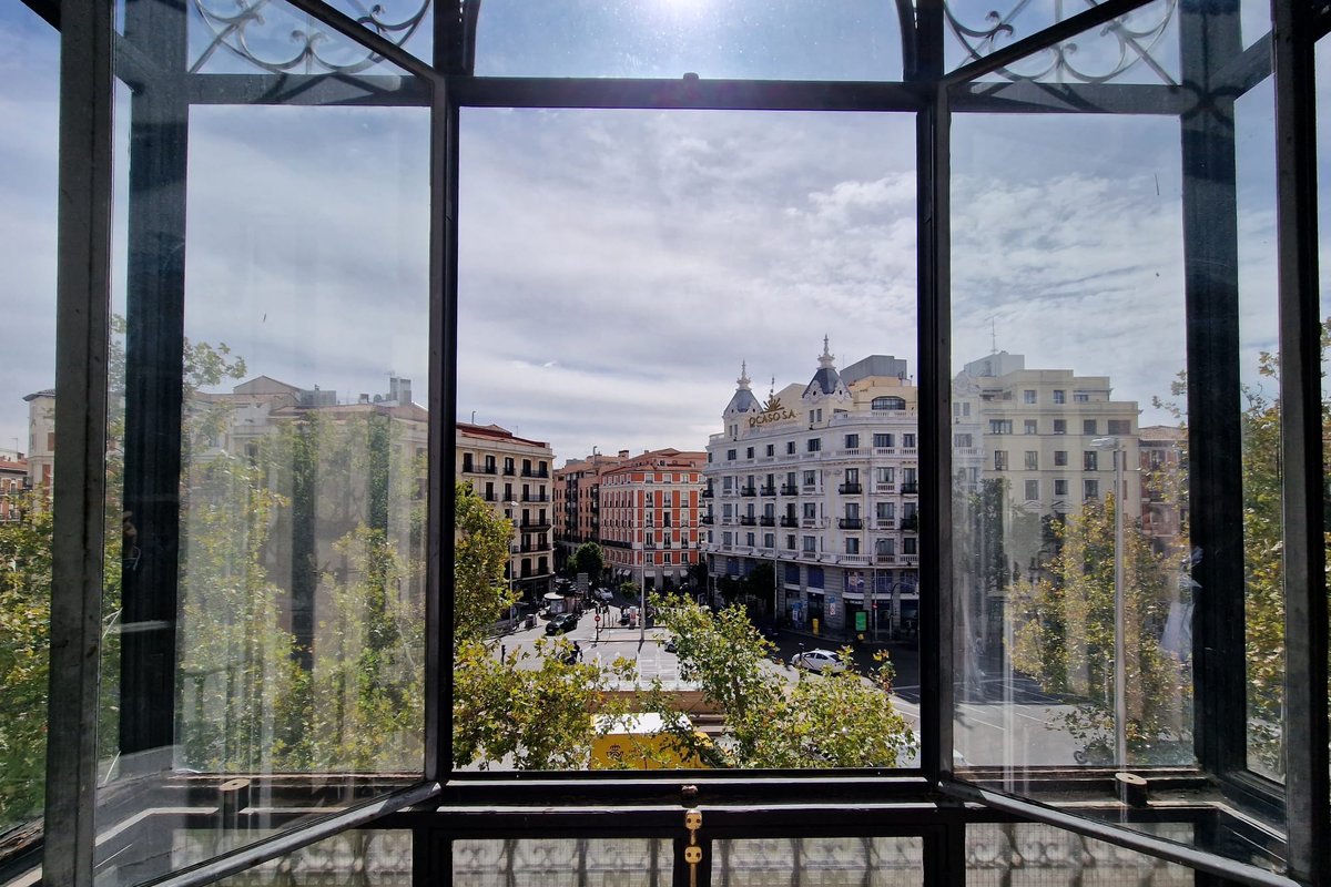 Spacious 3-Bedroom Apartment in Glorieta de Bilbao