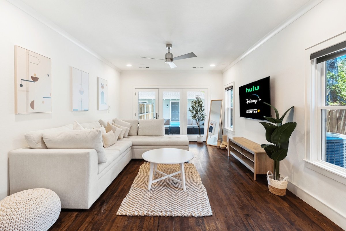 Modern Luxury Home – Heated Pool – Sleeps 10 gallery image 2