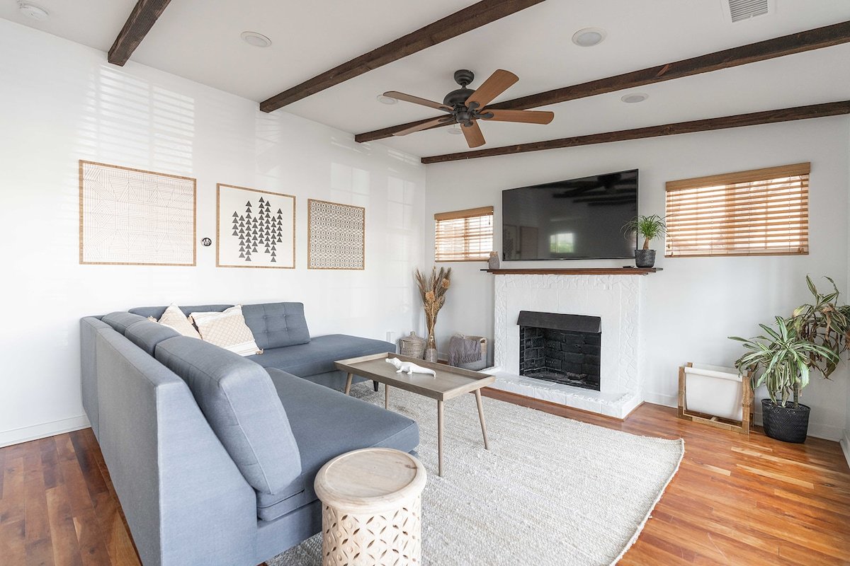 Groups Multi Unit 8BR/7BA, walk to beach & shops gallery image 3