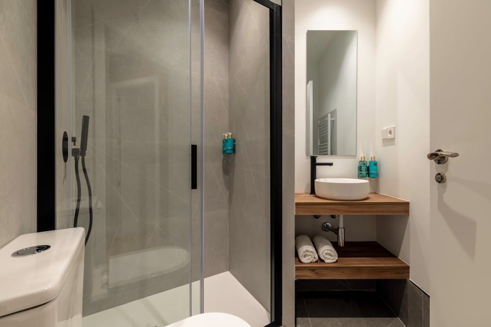 Central designed 3 bedrooms + 2 showers/bathrooms gallery image 5