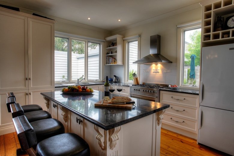 Lonsdale Palms Heritage House – an elegant getaway gallery image 4