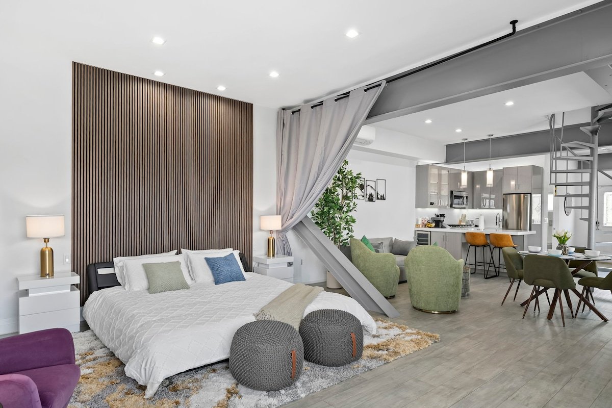 Luxury Hillside Retreat with Stunning City Views gallery image 5