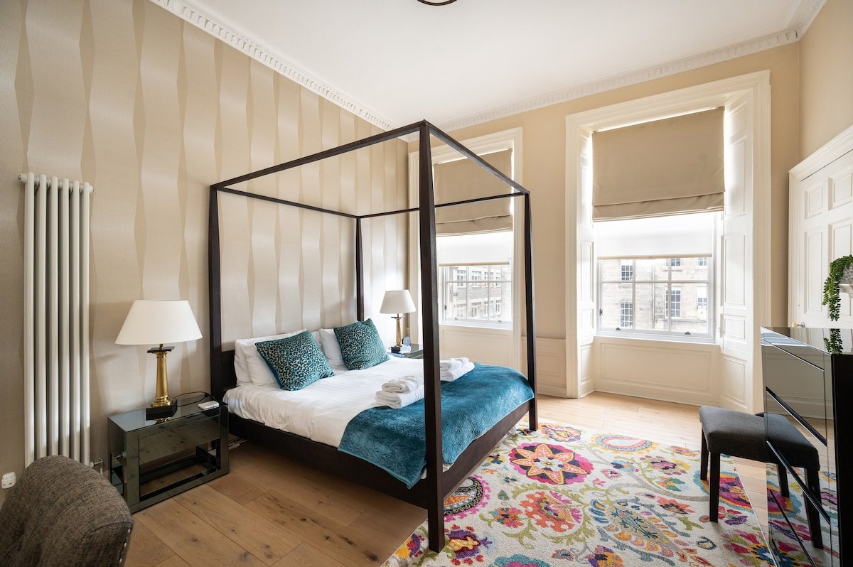 Lovely 4 Bedroom residence in New Town gallery image 4