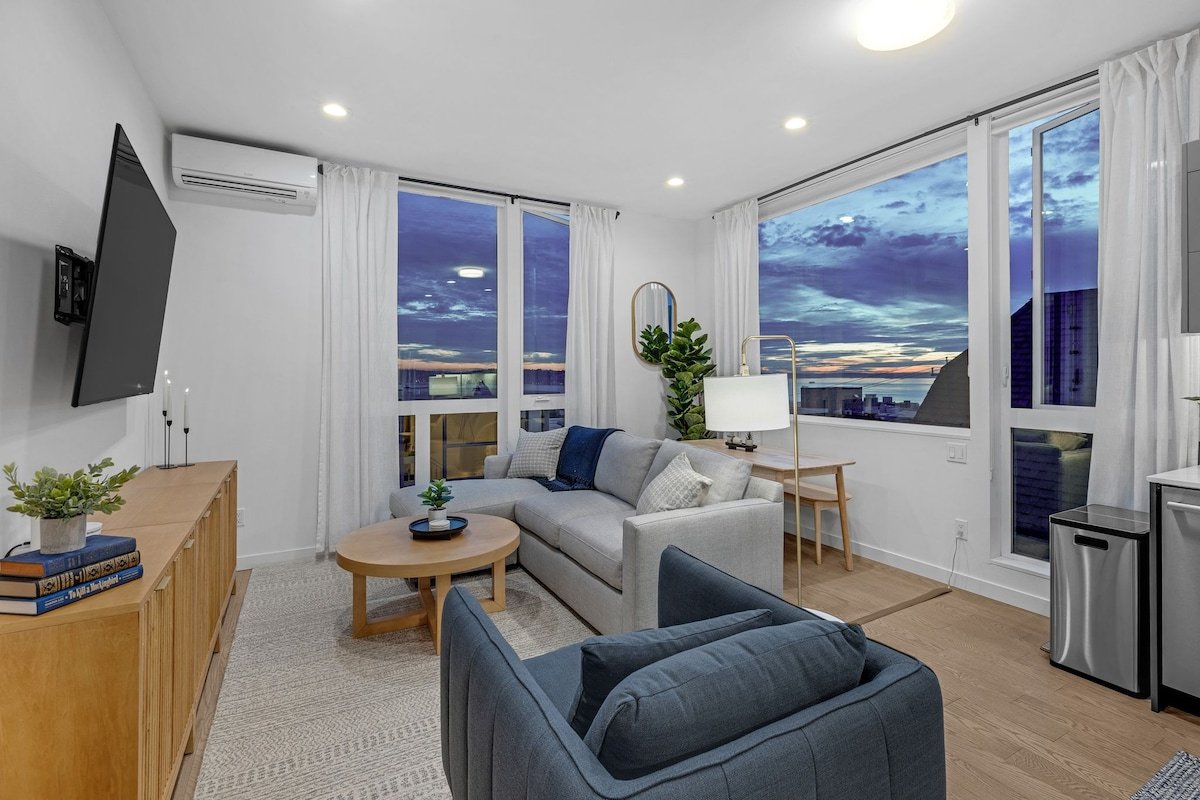 Upscale Seattle Escape |Stunning Skyline View gallery image 3