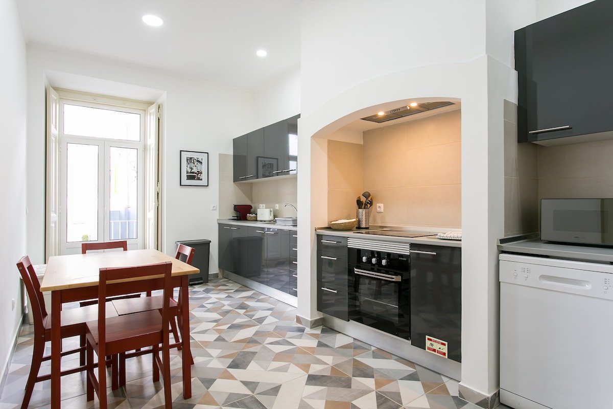 NEW! Lisbon Comfy Apartment V gallery image 3