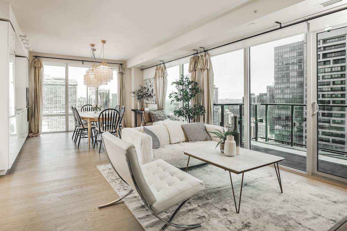 Toronto Low-Penthouse Condo w/ Free Parking gallery image 3