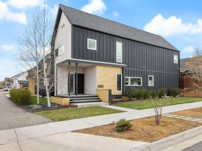 Stafford House- Modern home conveniently located i