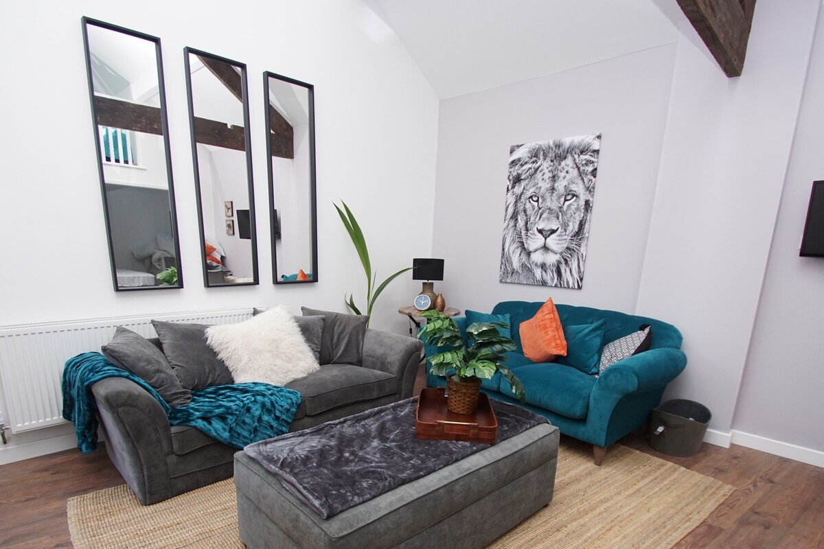 Sleeps up to 24 in 5 stylish flats! > near station gallery image 4