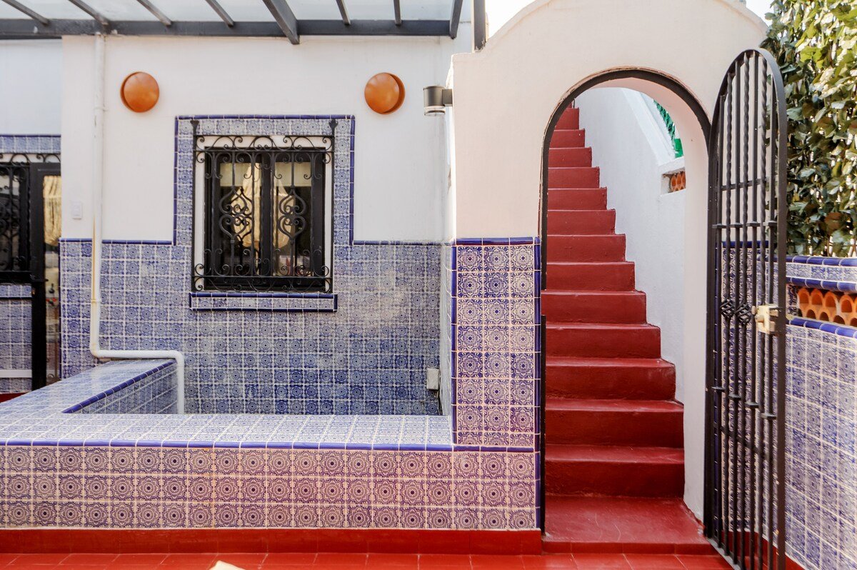 Majestic house two blocks from Parque España gallery image 5