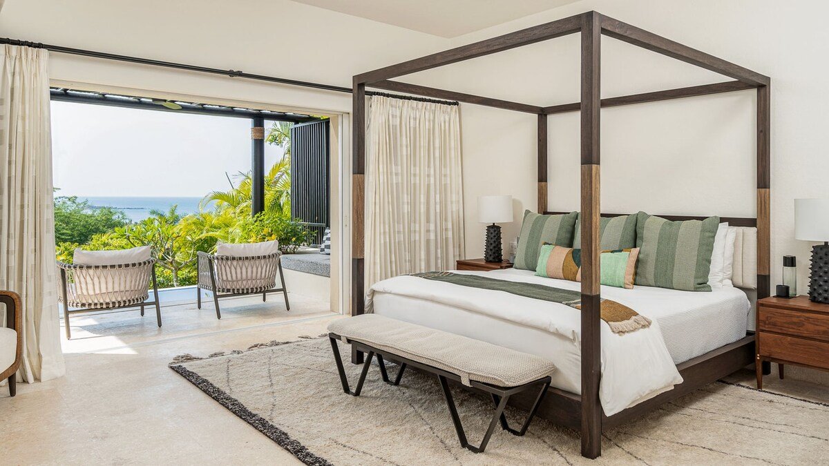 Sleek Four Seasons Private Villa With Ocean Views gallery image 3