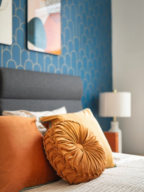 Weekend Getaway-Walk to Coffee Shop- 2 Car Garage! gallery image 5