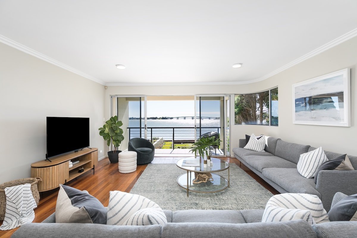 Tranquil 4-bedroom 4 bathroom Water View Apartment gallery image 3