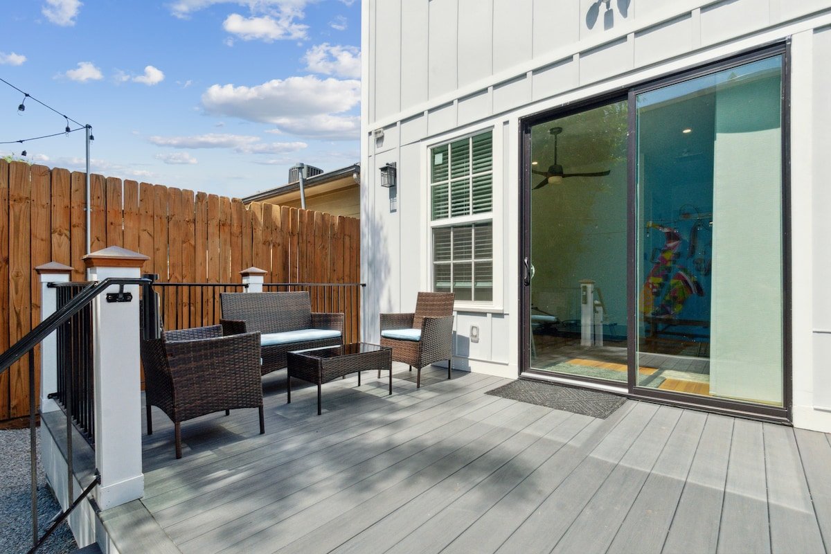 Spacious 5 BR 3.5 bath w private backyard gallery image 5