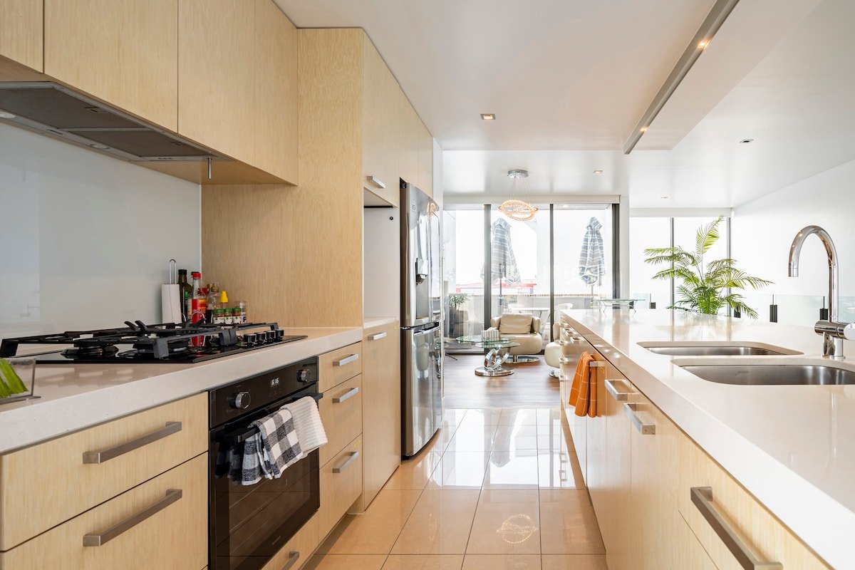 Docklands Luxury Penthouse Above the Shopping Town gallery image 4