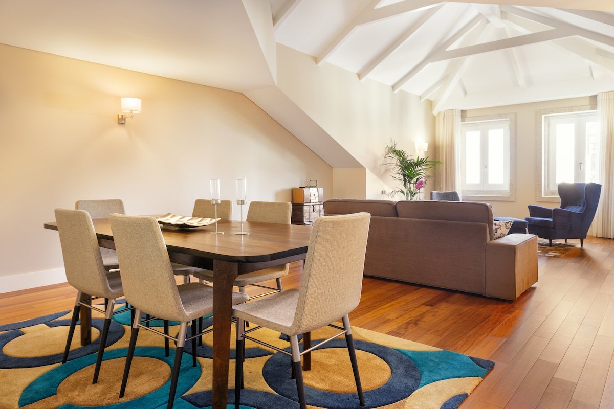 Spacious top floor apartment in the heart of Porto gallery image 2