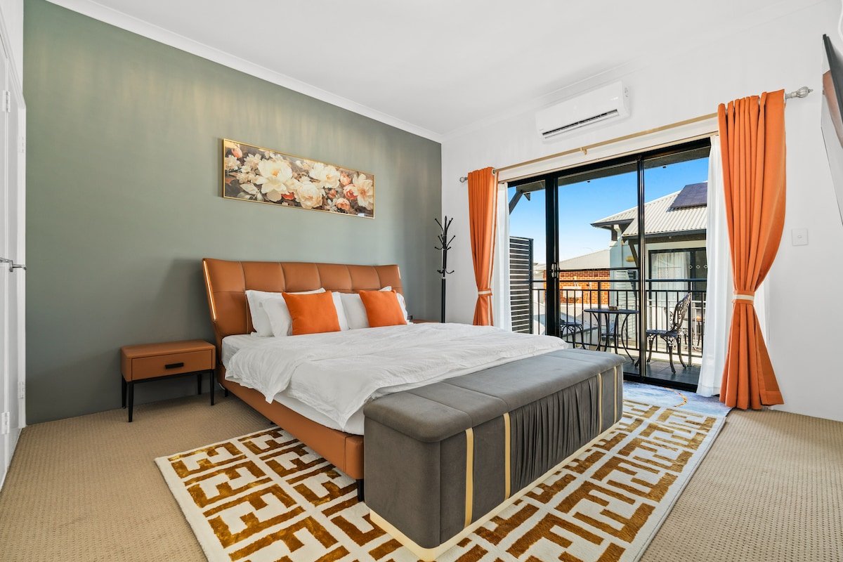 Equitice Autumn Moonlight Villa gallery image 3