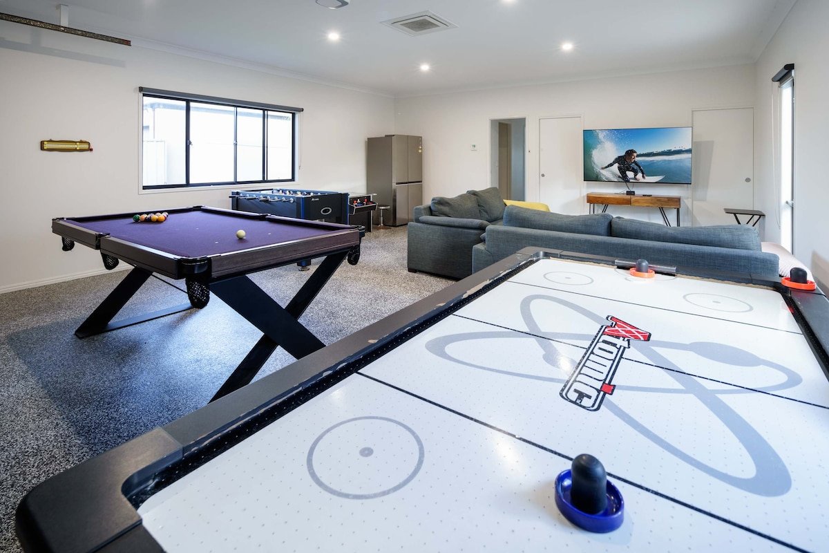 Parrearra Paradise On The Canal With Water Slide! gallery image 5